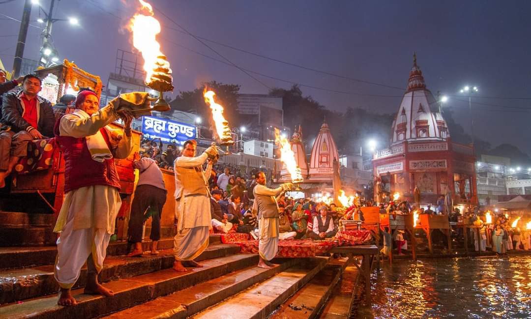 Priests performing the evening Ganga aarti at Har Ki Pauri, Haridwar