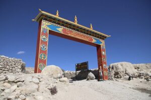 Painted Tibetan gateway chorten on the trail to Lo Manthang, Upper Mustang
