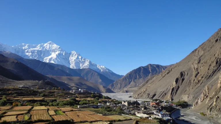 Kali Gandaki valley below Nilgiri on the road to Upper Mustang